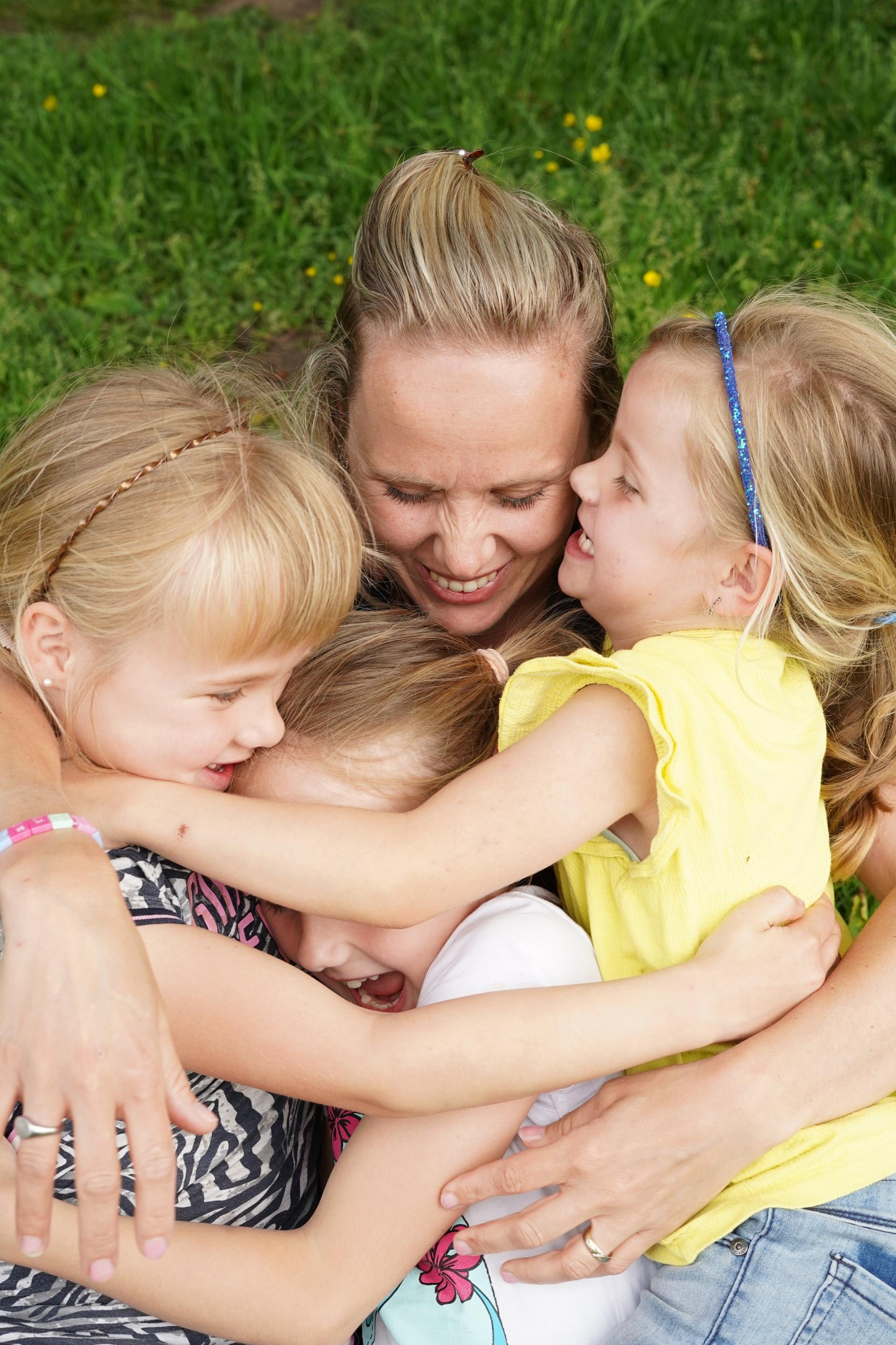 Ouder en kind samen in een warme knuffel